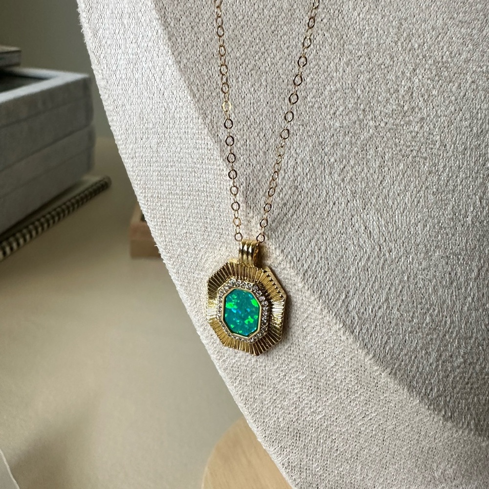 Elegant Gold and Green Pendant Necklace
